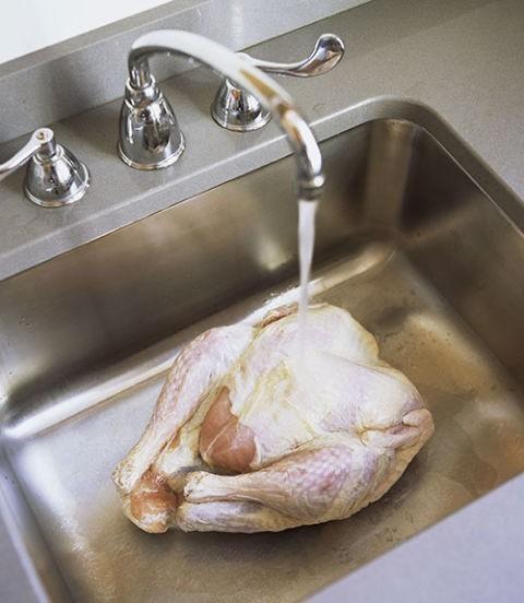 Reducir el consumo de agua restaurantes descongelar alimentos bajo el grifo