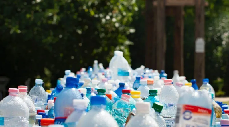 El Ayuntamiento de Barcelona se prepara para eliminar el agua envasada y los desechables