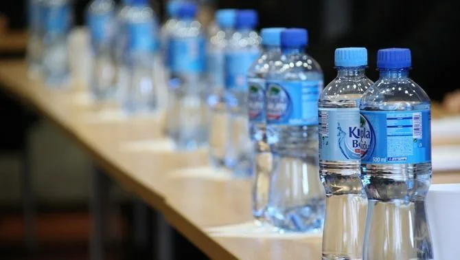 El Ayuntamiento de Barcelona suprime los vasos de plástico y el agua envasada