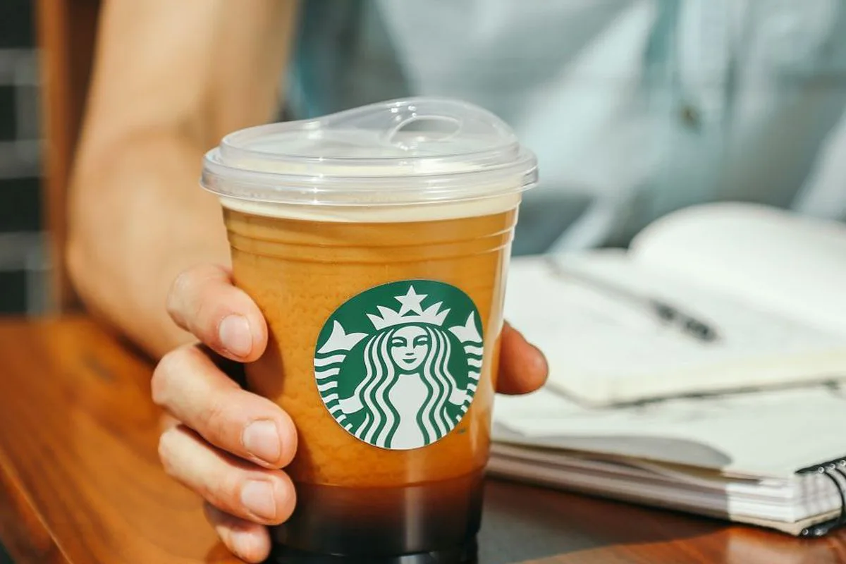 Starbucks, en busca de alternativas a los vasos de plástico