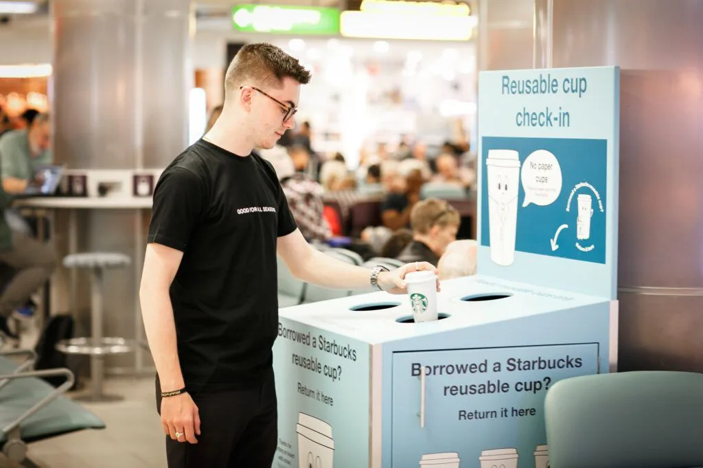 Starbucks lanza la primera prueba de taza reutilizable en el aeropuerto de Gatwick