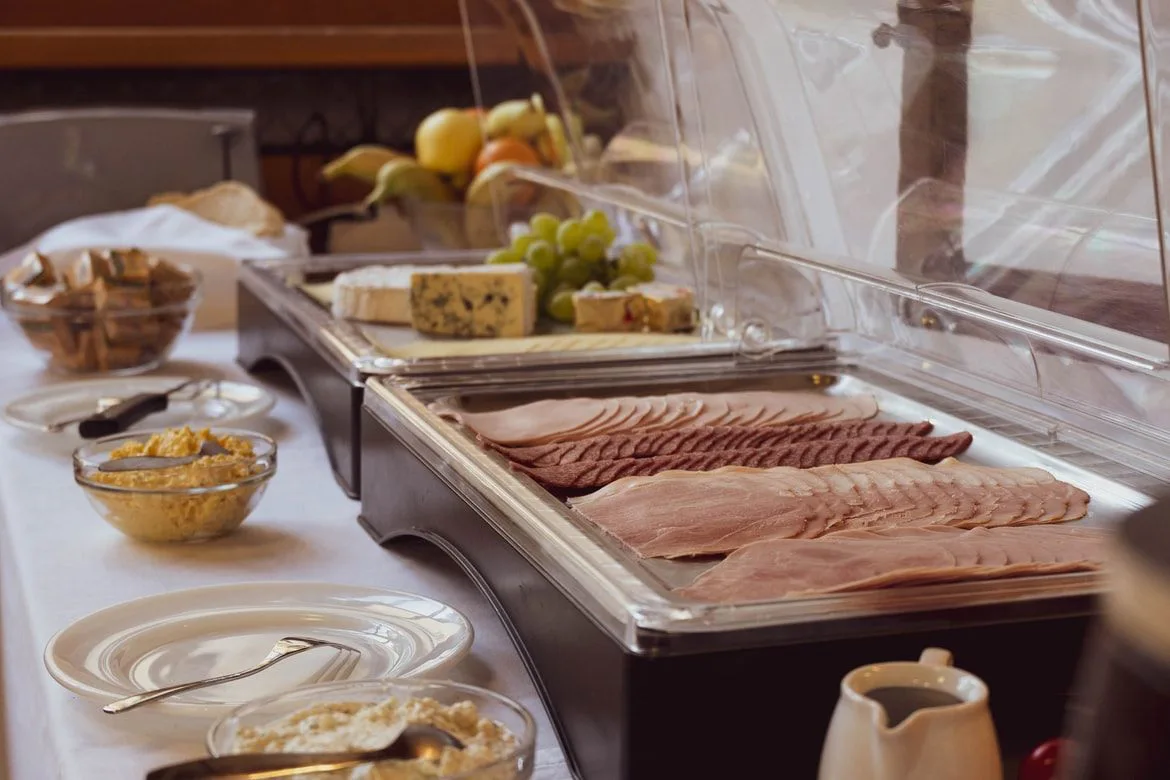 Desperdicio alimentario en buffets: cómo reducirlo (y por qué te sale caro ignorarlo)